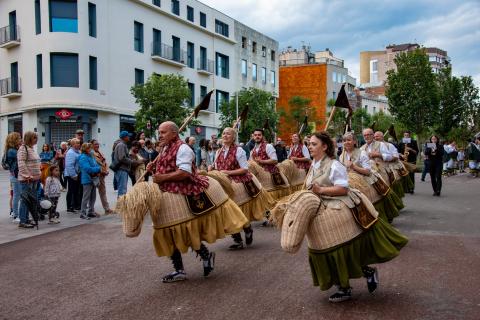 L'Esbart Sabadell Dansaire al seguici de la vigília de La Salut a Sabadell.