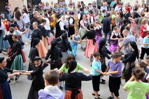 Marboleny sorprèn amb un espectacle de danses al carrer