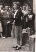 17-06-1956 Rosa M. Camprubí recitant poesia de la nostra entitat